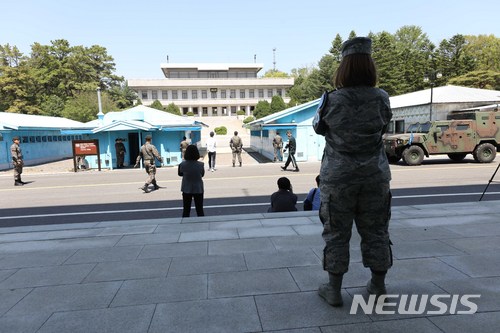 【파주=뉴시스】고승민 기자 = 북미회담 개최 시기와 장소에 대해 전세계 관심이 높아진 9일 오후 비무장지대 군사분계선상에 위치한 판문점에서 JSA 경비대대원들이 경계근무를 서고 있다. 한 미국 여군이 이를 지켜보고 있다. 청와대는 이날 북미회담 장소가 평양이 되지는 않고 판문점이나 제3국이 될 것으로 전망했다. 또 이날 평양을 방문중인 미국 폼페이오 국무장관이 억류 미국인 석방 조치와 북미정상회담 시기 및 장소를 정할 것이라는 전망도 제기되고 있어 전세계가 한반도를 지켜보고 있다. 2018.05.09.  kkssmm99@newsis.com