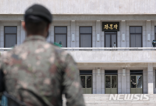 【파주=뉴시스】고승민 기자 = 북미회담 개최 시기와 장소에 대해 전세계 관심이 높아진 9일 오후 비무장지대 군사분계선상에 위치한 판문점에서 JSA 경비대대원들이 경계근무를 서고 있다. 반면 북측 판문각에는 북한군이 한 명도 외부에 노출돼 있지 않다.청와대는 이날 북미회담 장소가 평양이 되지는 않고 판문점이나 제3국이 될 것으로 전망했다. 또 이날 평양을 방문중인 미국 폼페이오 국무장관이 억류 미국인 석방 조치와 북미정상회담 시기 및 장소를 정할 것이라는 전망도 제기되고 있어 전세계가 한반도를 지켜보고 있다. 2018.05.09. kkssmm99@newsis.com