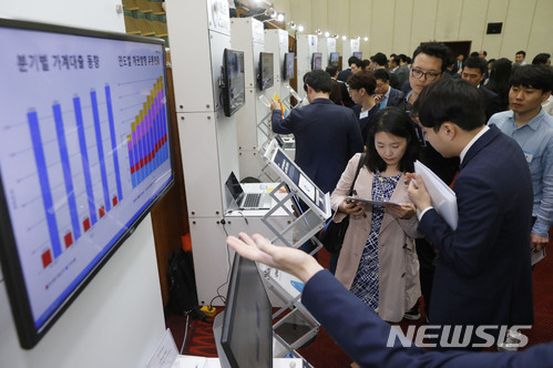 【서울=뉴시스】최동준 기자 = 9일 서울 영등포구 한국거래소에서 열린 '제22차 핀테크 데모 데이 타운홀 미팅'에서 참석자들이 기업 부스 관람을 하고 있다. 2018.05.09. photocdj@newsis.com