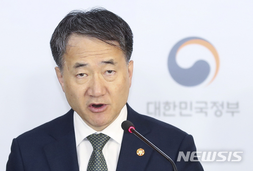 【서울=뉴시스】최진석 기자 = 박능후 보건복지부 장관이 9일 오후 서울 종로구 세종로 정부서울청사 합동브리핑실에서 열린 '정부 출범 1주년 보건복지부 주요 정책 추진성과 및 향후 계획' 관련 기자간담회에 참석해 브리핑을 하고 있다. 이날 보건복지부는 "지난 1년 포용적 복지국가로 가기 위한 법·제도적 틀을 갖추고 선택진료비 폐지, 치매안심센터 설치 등 국민들이 체감할 수 있는 정책을 우선적으로 추진했다"며 "올해 하반기부터는 정책이 국민들의 삶 속에 스며들어 피부로 느낄 수 있도록 모든 역량을 다하겠다"고 말했다. 2018.05.09. myjs@newsis.com