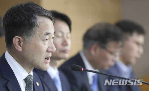 【서울=뉴시스】최진석 기자 = 박능후(왼쪽) 보건복지부 장관이 9일 오후 서울 종로구 세종로 정부서울청사 합동브리핑실에서 열린 '정부 출범 1주년 보건복지부 주요 정책 추진성과 및 향후 계획' 관련 기자간담회에 참석해 브리핑을 하고 있다.&nbsp; 이날 보건복지부는 "지난 1년 포용적 복지국가로 가기 위한 법·제도적 틀을 갖추고 선택진료비 폐지, 치매안심센터 설치 등 국민들이 체감할 수 있는 정책을 우선적으로 추진했다"며 "올해 하반기부터는 정책이 국민들의 삶 속에 스며들어 피부로 느낄 수 있도록 모든 역량을 다하겠다"고 말했다. 2018.05.09.&nbsp; myjs@newsis.com