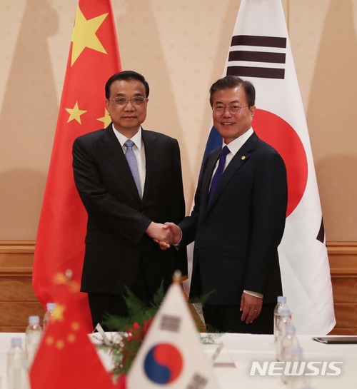 【도쿄=뉴시스】전신 기자 = 문재인 대통령이 9일 일본 도쿄 임페리얼 호텔에서 리커창 중국 국무원 총리와 회담에 앞서 악수하며 기념촬영을 하고 있다. 2018.05.09. photo1006@newsis.com