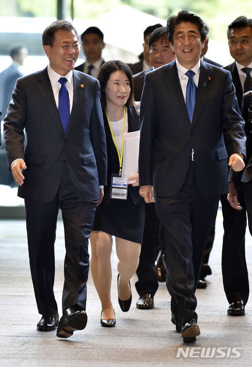  【도쿄=AP/뉴시스】문재인 대통령(왼족)이 9일 도쿄의 총리 관저에서 한일 정상회담을 갖기에 앞서 아베 신조(安倍晉三) 일본 총리의 안내를 받아 회담장으로 향하고 있다. 2018.5.9 