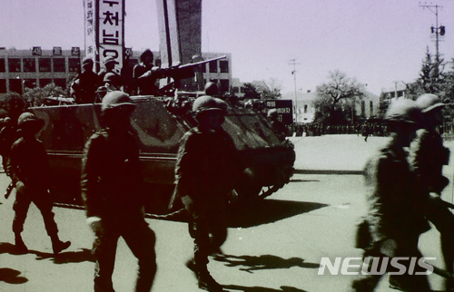 【광주=뉴시스】류형근 기자 = 1980년 5·18민주화운동 당시 계엄군의 잔혹함과 시민들의 분노, 항쟁이 끝난 뒤 광주 모습이 담긴 영상이 38년만인 9일 오후 광주 동구 국립아시아문화전당 극장3에서 처음 공개됐다. 계엄군들이 탱크를 앞세우고 광주 도심에 진입하고 있다. 2018.05.09. (사진=5·18민주화운동기록관 공개 영상 촬영) photo@newsis.com