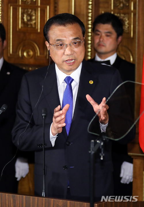 【도쿄(일본)=뉴시스】전진환 기자 = 리커창 중국 총리가 9일 오전 일본 도쿄 모토아카사카 영빈관에서 제7차 한·일·중 정상회의 공동언론 발표를 하고 있다. 2018.05.09.&nbsp; amin2@newsis.com