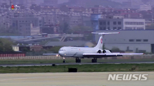 【서울=뉴시스】북한 조선중앙TV가 9일 오후 김정은 국무위원장의 중국 랴오닝(遼寧)성 다롄(大連) 방문을 보도했다. 사진은 김 위원장이 탑승한 전용기 참매 1호(IL-62)가 다렌 공항에 착륙하는 모습. 2018.05.09.(사진=조선중앙TV 캡처) photo@newsis.com