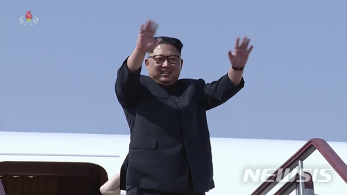 【서울=뉴시스】북한 조선중앙TV가 9일 오후 김정은 국무위원장의 중국 랴오닝(遼寧)성 다롄(大連) 방문을 보도했다. 사진은 김 위원장이 방중 일정을 마치고 전용기에 탑승하기 전 손을 흔드는 모습. 2018.05.09.(사진=조선중앙TV 캡처) photo@newsis.com