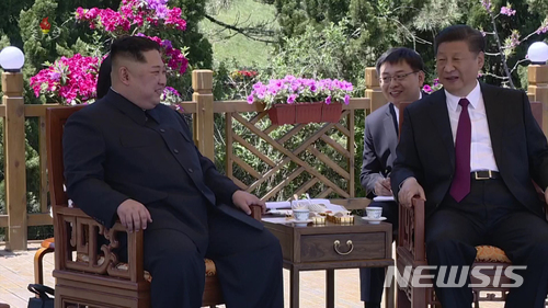 【서울=뉴시스】북한 조선중앙TV가 9일 오후 김정은 국무위원장의 중국 랴오닝(遼寧)성 다롄(大連) 방문을 보도했다. 사진은 김(왼쪽) 위원장이 시진핑 중국 국가주석과 회담하는 모습. 2018.05.09.(사진=조선중앙TV 캡처)photo@newsis.com