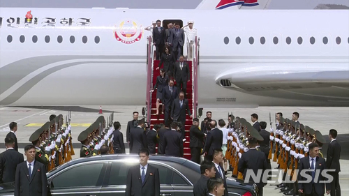 【서울=뉴시스】북한 조선중앙TV가 9일 오후 김정은 국무위원장의 중국 랴오닝(遼寧)성 다롄(大連) 방문을 보도했다. 사진은 김 위원장이 중국 다렌공항에 도착한 전용기 참매 1호(IL-62)에서 내려 영접받는 모습. 2018.05.09.(사진=조선중앙TV 캡처) photo@newsis.com