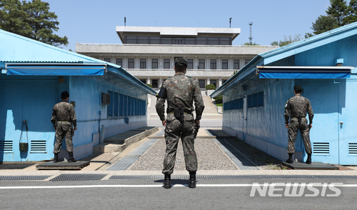 【파주=뉴시스】 판문점 공동경비구역(JSA)에서 경비대대원들이 경계근무를 서고 있는 모습. (사진=뉴시스DB). 2018.05.09.