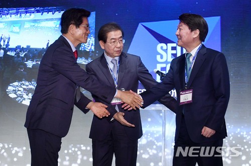 【서울=뉴시스】자유한국당 김문수(왼쪽부터), 더불어민주당 박원순, 바른미래당 안철수 서울시장 후보가 9일 서울 장충동 신라호텔에서 열린 서울포럼 2018에 참석해 공정선거를 다짐하며 악수하고 있다. 2018.05.09.(사진=서울경제 제공)&nbsp; photo@newsis.com