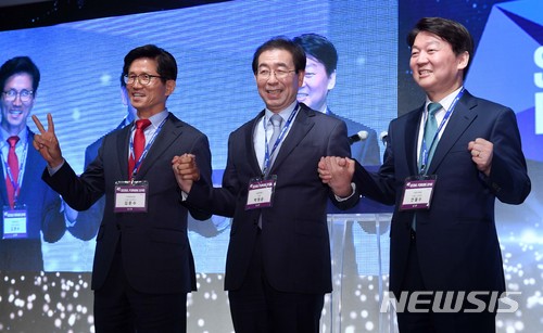 【서울=뉴시스】자유한국당 김문수(왼쪽부터), 더불어민주당 박원순, 바른미래당 안철수 서울시장 후보가 9일 서울 장충동 신라호텔에서 열린 서울포럼 2018에 참석해 공정선거를 다짐하며 손을 맞잡고 있다. 2018.05.09.(사진=서울경제 제공)&nbsp; photo@newsis.com