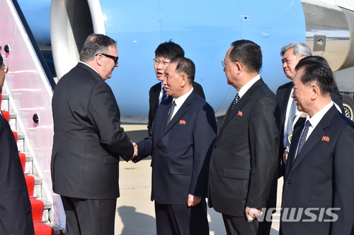 【평양=AP/뉴시스】마이크 폼페이오 미국 국무장관(왼쪽)이 9일 북한 평양 공항에 도착해 김영철 북한 노동당 중앙위원회 부위원장 겸 통리전선부장과 악수하고 있다. 그 옆에 서있는 사람은 리수용 노동당 중앙위 국제담당 부위원장 겸 당 국제부장이다.&nbsp; 2018.05.10