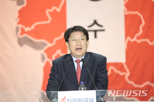 【동해=뉴시스】김태식 기자 = 10일 자유한국당 강원도당이 동해체육관에서 오는 6월 전국동시지방선거 동해, 삼척지역 필승을 다지는 결의대회를 하고 있다. 2018.05.10. newsenv＠newsis.com