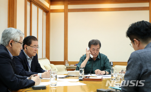 【서울=뉴시스】전신 기자 = 문재인 대통령이 9일 청와대 관저 소회의실에서 도널드 트럼프 미국 대통령과 통화하고 있다. 2018.05.10. (사진=청와대 제공)photo@newsis.com