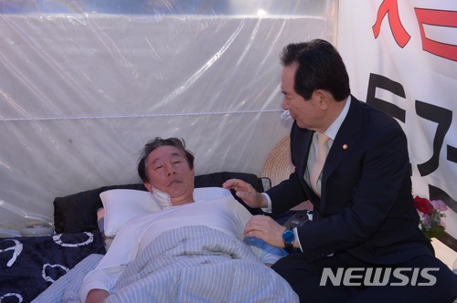 【서울=뉴시스】박영태 기자 = 정세균 국회의장이 10일 오전 서울 여의도 국회 본관 앞에서 단식중인 김성태 자유한국당 원내대표를 방문하여 위로하고 있다. 2018.05.10. photo@newsis.com
