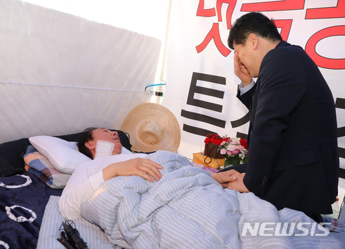 【서울=뉴시스】박영태 기자 = 김성태 폭행 아버지가 10일 오전 서울 여의도 국회 본관 앞에서 단식중인 김성태 자유한국당 원내대표를 방문하여 용서를 구하고 있다. 2018.05.10. photo@newsis.com