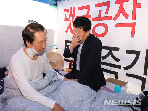 【서울=뉴시스】박영태 기자 = 김성태 폭행 아버지가 10일 오전 서울 여의도 국회 본관 앞에서 단식중인 김성태 자유한국당 원내대표를 방문하여 용서를 구하고 있다. 2018.05.10. photo@newsis.com
