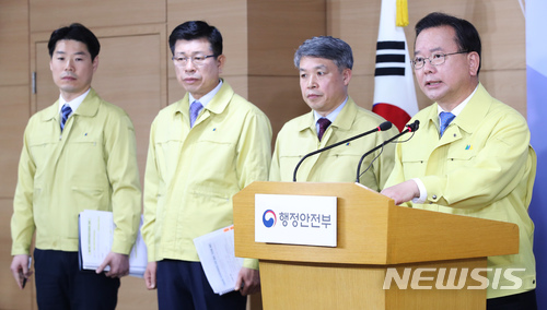 【서울=뉴시스】김선웅 기자 = 김부겸 행정안전부 장관이 10일 오전 서울 종로구 정부서울청사에서 2018년 국가안전대진단 추진 결과를 발표하고 있다. 2018.05.10.&nbsp; mangusta@newsis.com