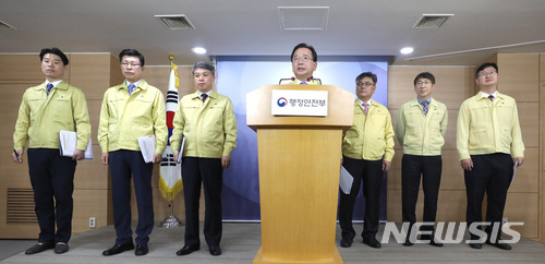 【서울=뉴시스】김선웅 기자 = 김부겸 행정안전부 장관이 10일 오전 서울 종로구 정부서울청사에서 2018년 국가안전대진단 추진 결과를 발표하고 있다. 2018.05.10.&nbsp; mangusta@newsis.com