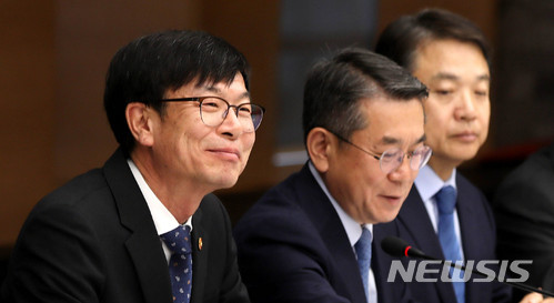【서울=뉴시스】 추상철 기자 = 김상조 공정거래위원장이 10일 오전 서울 중구 대한상공회의소에서 10대그룹 경영진과 대기업 지배구조 개선과 관련 정책간담회를 하며 밝은 미소를 짓고 있다. 2018.05.10. scchoo@newsis.com
