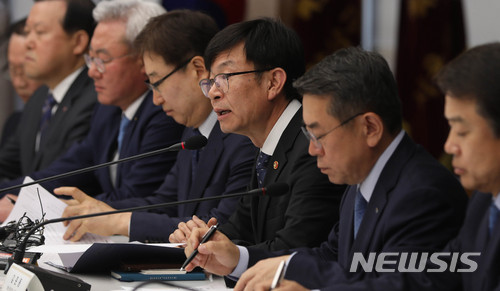 【서울=뉴시스】 추상철 기자 = 김상조 공정거래위원장이 10일 오전 서울 중구 대한상공회의소에서 10대그룹 경영진과 대기업 지배구조 개선과 관련 정책간담회를 하고 있다. 2018.05.10. scchoo@newsis.com