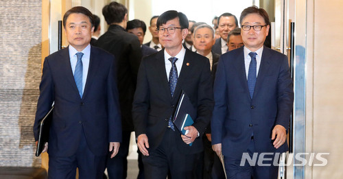 【서울=뉴시스】 추상철 기자 = 김상조 공정거래위원장이 10일 오전 서울 중구 대한상공회의소에서 10대그룹 경영진과 대기업 지배구조 개선과 관련 정책간담회를 하기 위해 회의실로 들어서고 있다. 2018.05.10. scchoo@newsis.com