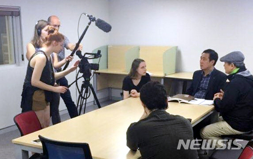 【광주=뉴시스】맹대환 기자 = 프랑스 파리 에스트 대학 학생들이 지난 9일 5·18기념재단을 방문해 5·18민주화운동에 대한 다큐멘터리 제작 인터뷰를 하고 있다. 2018.05.10 (사진=전남대 제공) mdhnews@newsis.com