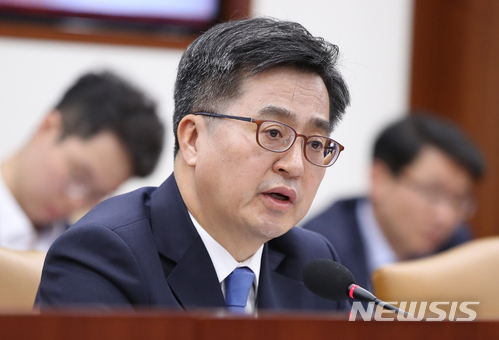 【서울=뉴시스】김선웅 기자 = 김동연 경제부총리 겸 기획재정부 장관이 10일 오전 서울 종로구 정부서울청사에서 열린 제6차 경제관계장관회의에서 모두발언을 하고 있다. 2018.05.10. mangusta@newsis.com