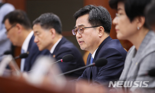 【서울=뉴시스】김선웅 기자 = 김동연 경제부총리 겸 기획재정부 장관이 10일 오전 서울 종로구 정부서울청사에서 열린 제6차 경제관계장관회의에서 모두발언을 하고 있다. 2018.05.10.&nbsp; mangusta@newsis.com