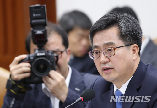 【서울=뉴시스】김선웅 기자 = 김동연 경제부총리 겸 기획재정부 장관이 10일 오전 서울 종로구 정부서울청사에서 열린 제6차 경제관계장관회의에서 모두발언을 하고 있다. 2018.05.10.&nbsp; mangusta@newsis.com