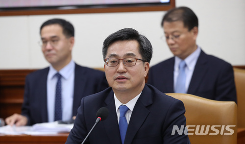 【서울=뉴시스】김선웅 기자 = 김동연 경제부총리 겸 기획재정부 장관이 10일 오전 서울 종로구 정부서울청사에서 열린 제6차 경제관계장관회의에서 모두발언을 하고 있다. 2018.05.10.&nbsp; mangusta@newsis.com
