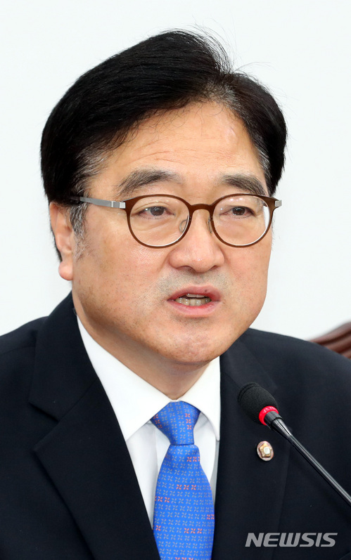 【서울=뉴시스】이종철 기자&nbsp; = 더불어민주당 우원식 원내대표가 10일 서울 여의도 국회에서 원내대표 고별 기자회견을 하고 있다. 2018.05.10.&nbsp; jc4321@newsis.com
