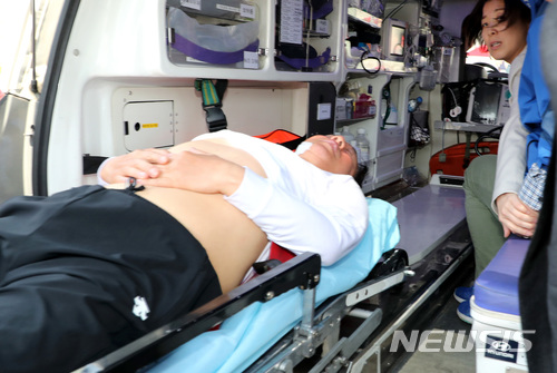 【서울=뉴시스】박영태 기자 = 더불어민주당의 조건 없는 '드루킹 특검'수용을 촉구하며 8일째 노숙하며 단식 투쟁중인 김성태 자유한국당 원내대표가 10일 오전 서울 영등포구 여의도 단식투쟁장에서 호흡곤란을 일으켜 구급차에 실리고 있다. 2018.05.10. photo@newsis.com