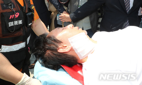【서울=뉴시스】박영태 기자 = 더불어민주당의 조건 없는 '드루킹 특검'수용을 촉구하며 8일째 노숙하며 단식 투쟁중인 김성태 자유한국당 원내대표가 10일 오전 서울 영등포구 여의도 단식투쟁장에서 호흡곤란을 일으켜 구급차에 실리고 있다. 2018.05.10.photo@newsis.com