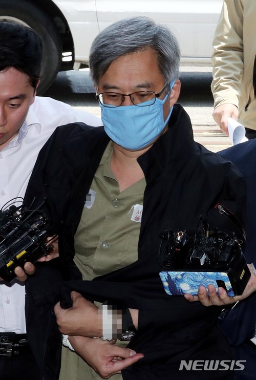 【서울=뉴시스】조성봉 기자 = 구치소 접견 조사 거부로 체포영장 발부된 '네이버 댓글 여론조작' 드루킹 김모 씨가 10일 오후 서울 중랑구 서울지능범죄수사대로 압송되고 있다. 208.05.10.suncho21@newsis.com