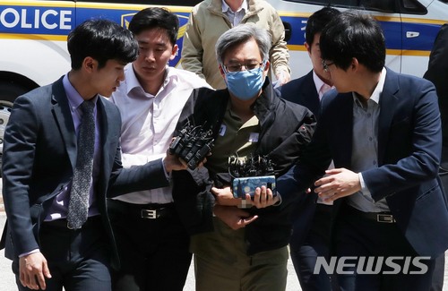 【서울=뉴시스】조성봉 기자 = 구치소 접견 조사 거부로 체포영장 발부된 '네이버 댓글 여론조작' 드루킹 김모 씨가 10일 오후 서울 중랑구 서울지능범죄수사대로 압송되고 있다. 208.05.10.suncho21@newsis.com