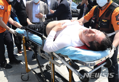 【서울=뉴시스】박영태 기자 = 더불어민주당의 조건 없는 '드루킹 특검'수용을 촉구하며 8일째 노숙하며 단식 투쟁중인 김성태 자유한국당 원내대표가 10일 오전 서울 영등포구 여의도 단식투쟁장에서 호흡곤란을 일으켜 구급차에 실리고 있다. 2018.05.10. photo@newsis.com