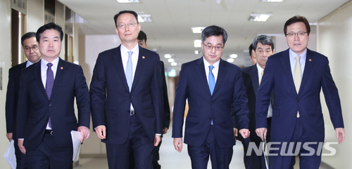 【서울=뉴시스】김선웅 기자 = 10일 오후 서울 종로구 정부서울청사에서 열린 산업경쟁력강화 관계장관회의 브리핑에서 김동연(앞줄 왼쪽 세번째) 경제부총리 겸 기획재정부 장관이 한국GM 관련 협상결과 및 부품업체·지역 지원방안을 발표하기 위해 브리핑 룸으로 향하고 있다. 왼쪽부터 홍종학 중소벤처기업부 장관, 백운규 산업통상자원부 장관, 김 부총리, 최종구 금융위원장. 2018.05.10. mangusta@newsis.com