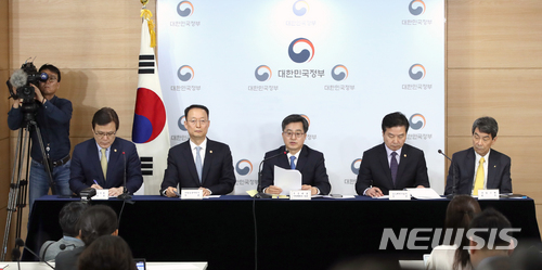 【서울=뉴시스】김선웅 기자 = 10일 오후 서울 종로구 정부서울청사에서 열린 산업경쟁력강화 관계장관회의 브리핑에서 김동연 경제부총리 겸 기획재정부 장관이 한국GM 관련 협상결과 및 부품업체·지역 지원방안을 발표하고 있다.&nbsp; 왼쪽부터 최종구 최종구 금융위원장, 백운규 산업통상자원부 장관, 김 부총리, 홍종학 중소벤처기업부 장관, 이동걸 산업은행 회장. 2018.05.10.&nbsp; mangusta@newsis.com