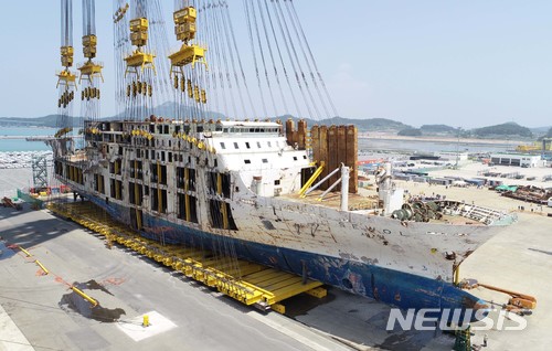 【목포=뉴시스】류형근 기자 = 10일 오후 전남 목포시 목포신항에서 현대삼호중공업 관계자들이 옆으로 누워 있는 세월호 바로 세우기(직립) 작업을 진행하고 있다. 2018.05.10. photo@newsis.com