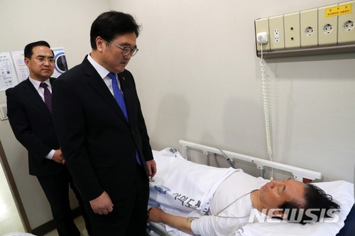 【서울=뉴시스】홍효식 기자 = 더불어민주당 우원식 원내대표가 10일 오후 '드루킹 특검'을 요구하며 8일째 단식농성 중 건강악화로 서울 여의도 한 병원 응급센테로 이송된 자유한국당 김성태 원내대표를 방문해 대화를 나누고 있다. 2018.05.10.&nbsp; yesphoto@newsis.com