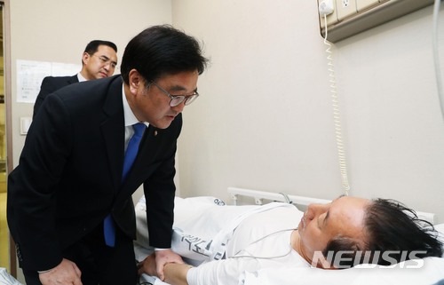 【서울=뉴시스】홍효식 기자 = 더불어민주당 우원식 원내대표가 10일 오후 '드루킹 특검'을 요구하며 8일째 단식농성 중 건강악화로 서울 여의도 한 병원 응급센테로 이송된 자유한국당 김성태 원내대표를 방문해 대화를 나누고 있다. 2018.05.10.&nbsp; yesphoto@newsis.com