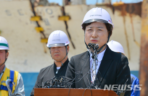 【목포=뉴시스】류형근 기자 = 10일 오후 12시10분께 전남 목포시 목포신항에서 옆으로 누워 있었던 세월호 직립에 성공한 가운데 미수습자 양승진 교사의 부인 유백형씨가 "미수습자 5명 수색"을 요구하고 있다. 2018.05.10. hgryu77@newsis.com