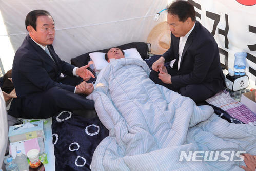 【서울=뉴시스】박영태 기자 = 민주평화당 장병완 원내대표와 이용주 원내수석부대표가 10일 오전 서울 여의도 국회 본청 앞 자유한국당 김성태 원내대표 단식농성장을 방문해 이야기를 나누고 있다. 2018.5.10. photo@newsis.com