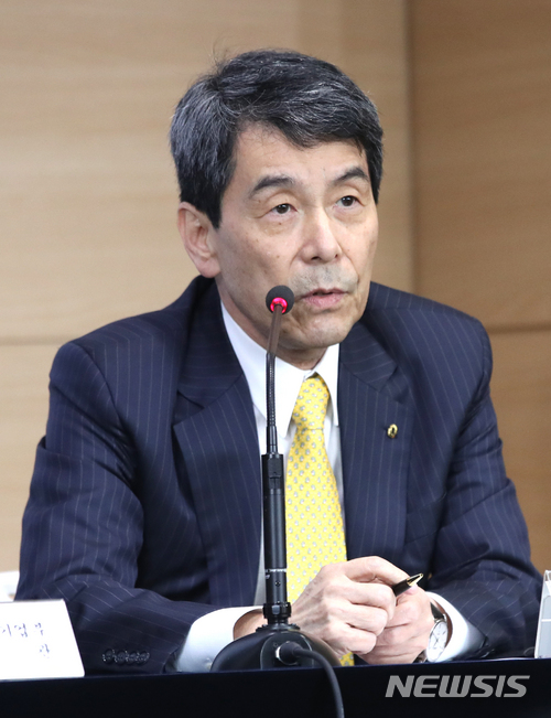 【서울=뉴시스】김선웅 기자 = 10일 오후 서울 종로구 정부서울청사에서 열린 산업경쟁력강화 관계장관회의 브리핑에서 이동걸 산업은행 회장이 한국GM 관련 협상결과 및 부품업체·지역 지원방안 발표 브리핑에서 질문에 답변을 하고 있다.&nbsp; 왼쪽부터 최종구 최종구 금융위원장, 백운규 산업통상자원부 장관, 김 부총리, 홍종학 중소벤처기업부 장관, 이동걸 산업은행 회장 2018.05.10.&nbsp; mangusta@newsis.com