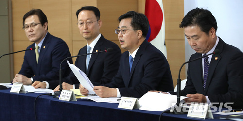 【서울=뉴시스】김선웅 기자 = 10일 오후 서울 종로구 정부서울청사에서 열린 산업경쟁력강화 관계장관회의 브리핑에서 김동연 경제부총리 겸 기획재정부 장관이 한국GM 관련 협상결과 및 부품업체·지역 지원방안을 발표하고 있다.&nbsp; 왼쪽부터 최종구 최종구 금융위원장, 백운규 산업통상자원부 장관, 김 부총리, 홍종학 중소벤처기업부 장관. 2018.05.10.&nbsp; mangusta@newsis.com