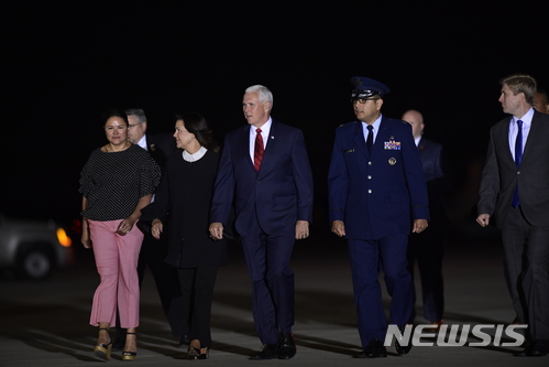 【앤드루스공군기지=AP/뉴시스】마이크 펜스 미국 부통령 부부가 10일 새벽(현지시간) 북한에 억류돼있다가 풀려난 한국계 미국인 3명을 맞이하기 위해 메릴랜드주 앤드루스 공군기지에 도착하고 있다. 2018.05.10 