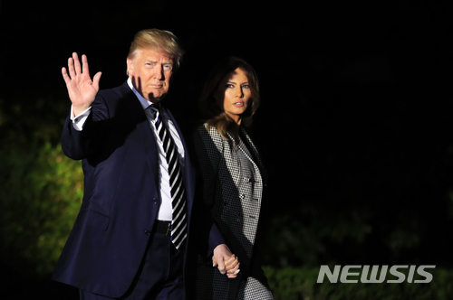 【앤드루스공군기지=AP/뉴시스】도널드 트럼프 미국 대통령 부부가 10일 새벽(현지시간) 북한에 억류돼있다가 풀려난 한국계 미국인 3명을 맞이하기 위해 메릴랜드주 앤드루스 공군기지에 도착해 손을 흔들고 있다. 2018.05.10