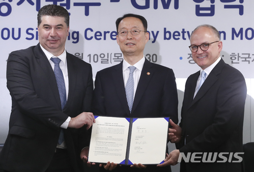 【서울=뉴시스】최진석 기자 = 10일 오후 서울 서초구 자동차협업협동조합에서 열린 '산업통상자원부·GM 협력 MOU 체결식'에 참석한 백운규(가운데) 산업통상자원부 장관과 베리 앵글(오른쪽) 지엠총괄 부사장 겸 해외사업부문 사장, 카허 카젬 한국지엠 사장이 양해각서에 사인 뒤 기념촬영을 하고 있다. 이날 발표에 따르면 제너럴모터스(GM)는 출자전환을 포함해 총 64억 달러를 지원하고, 2대 주주 산업은행도 7억5000만 달러를 지원, GM의 '먹튀' 방지를 위해 향후 5년간 한국GM의 지분을 매각할 수 없도록, 그 이후 5년은 35% 이상 1대 주주를 반드시 유지하도록 했다. 2018.05.10. myjs@newsis.com